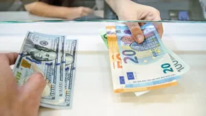 Benefits of Exchanging USD to EUR Before You Travel 